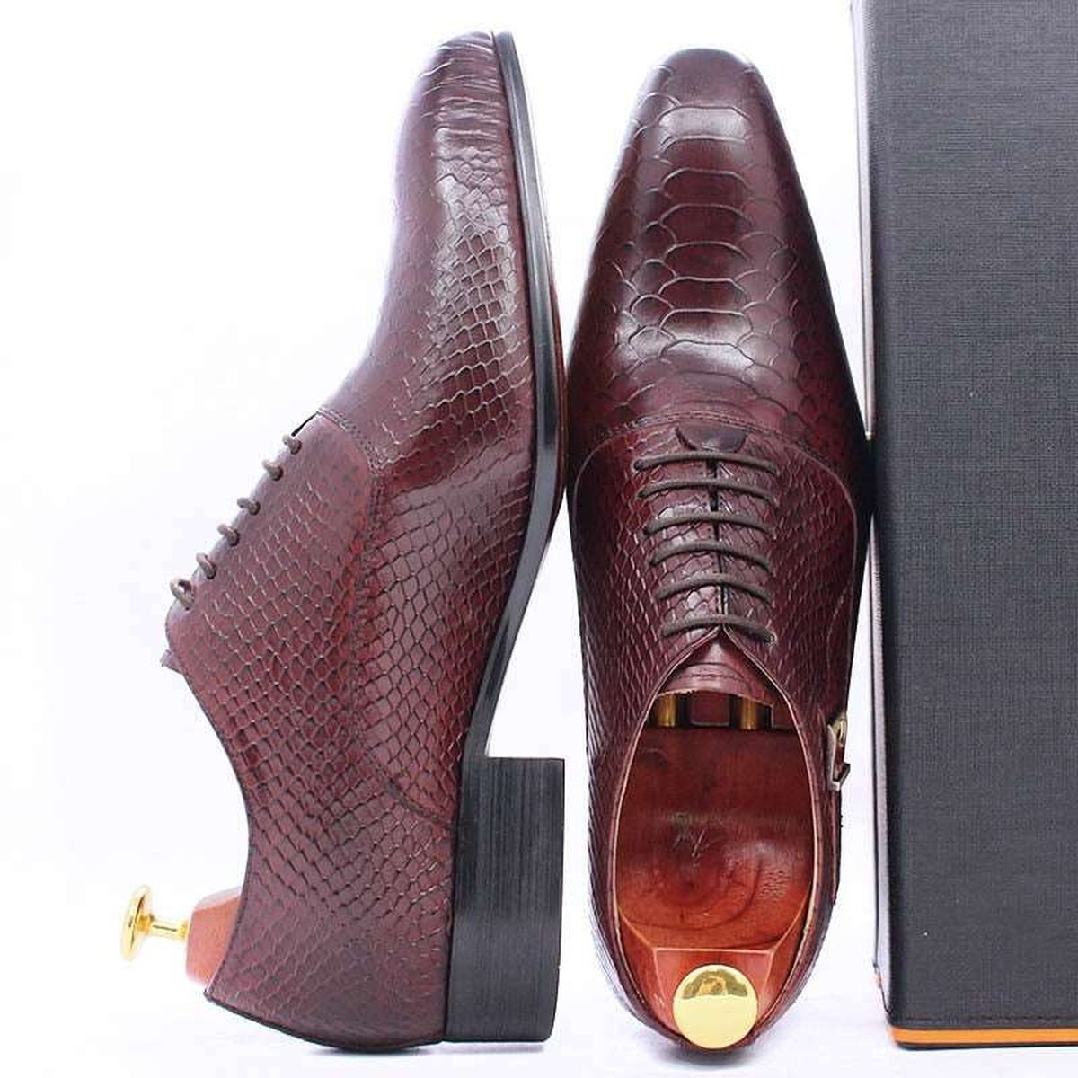 Lace Up Luxury Men Oxford Shoes with Snake Skin Prints & Pointed Toe