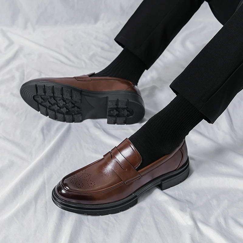 Men’s business casual shoes: breathable, carved leather shoes, fashion