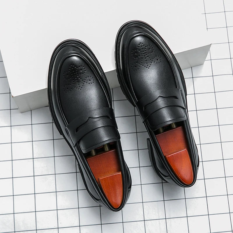 Men’s business casual shoes: breathable, carved leather shoes, fashion