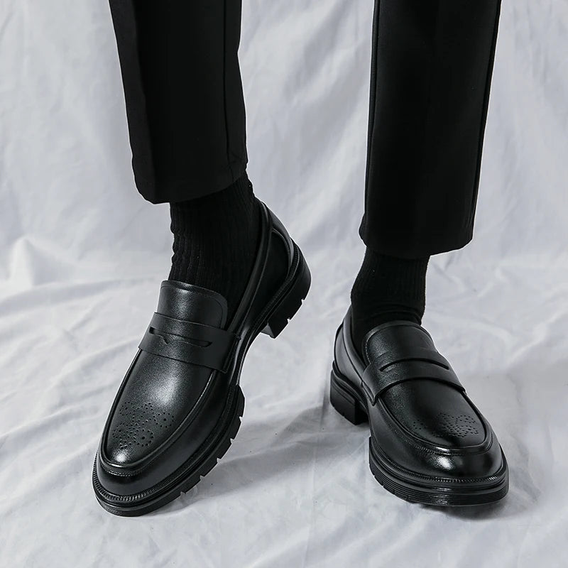 Men’s business casual shoes: breathable, carved leather shoes, fashion