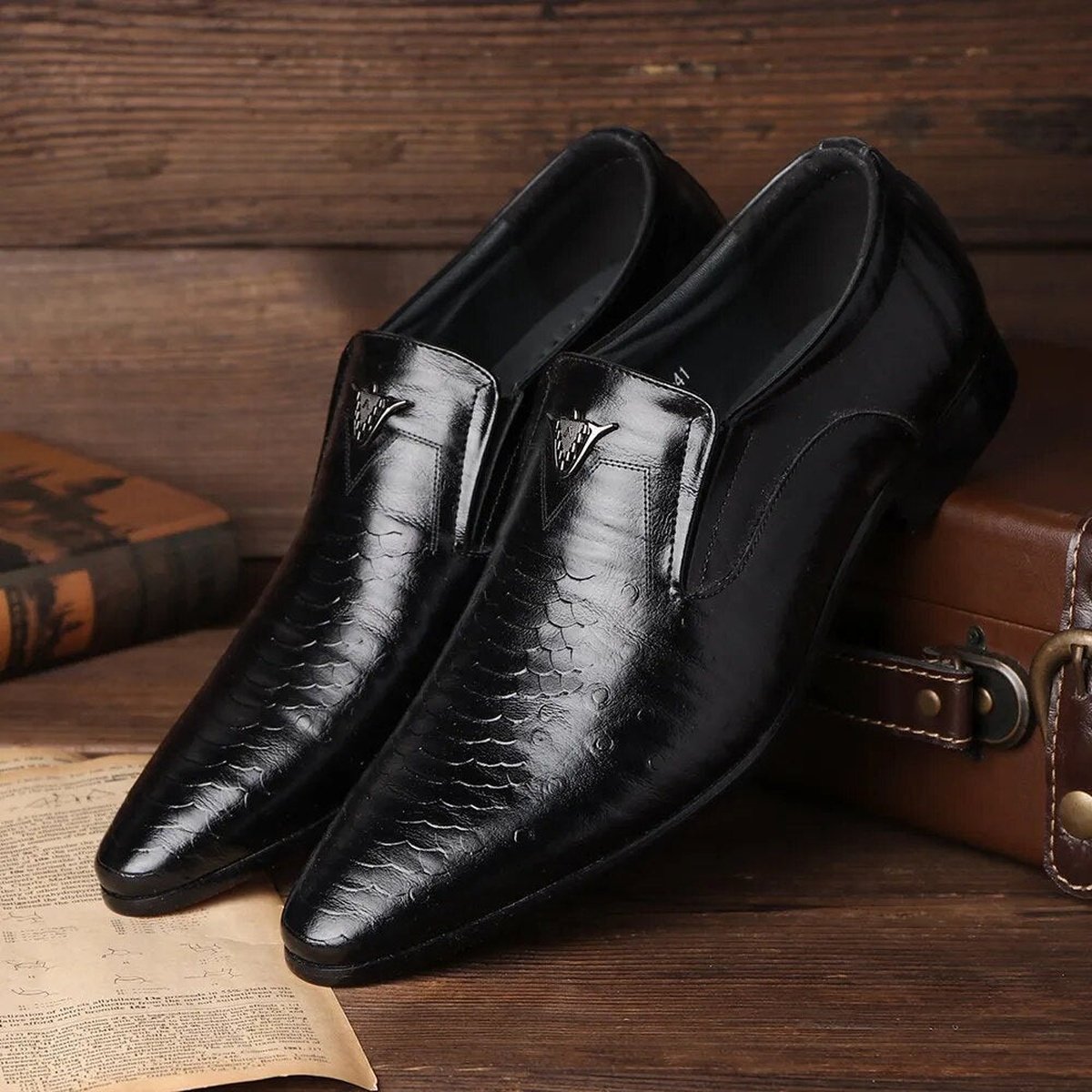 Retro Men's Dress Shoes with Pointed Toe & Slip-on Loafers