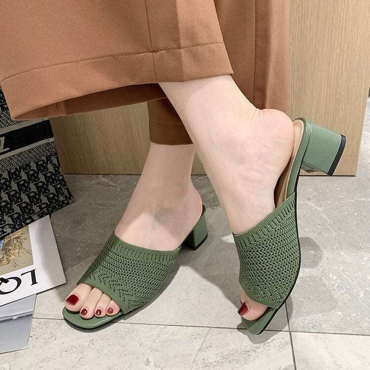 Women Fashionable Footwear Closed Toe Sandals and Slipper